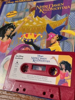画像2: DISNEY "NOTRE DAMEN KELLONSOITTAJA" 1990'S FINNISH READING BOOK ＋ CASSETTE TAPE