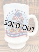 画像: DISNEY WORLD "AMERICA ON PARADE" 1970'S MILK GLASS MUG