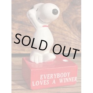 画像: SNOOPY"EVERYBODY LOVES A WINNER" VINTAGE CERAMIC PEN HOLDER FIGURE