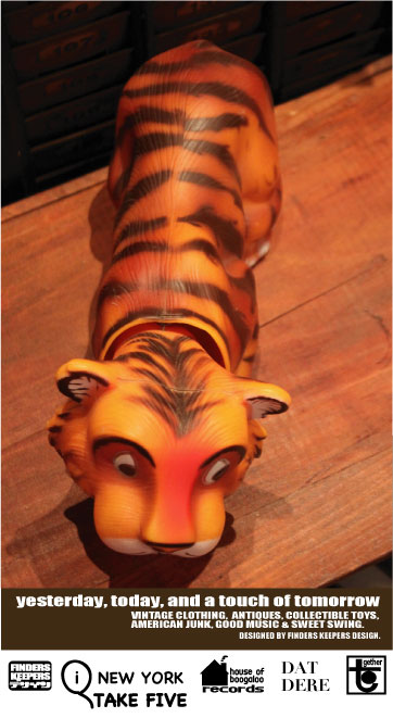 画像: ESSO TIGER 1960'S CANADIAN BOBBIN'HEAD FIGURE